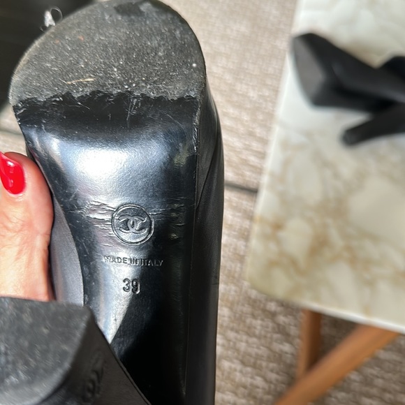 Chanel authentic knee high black leather boots .. zipper in the back - Picture 6 of 10